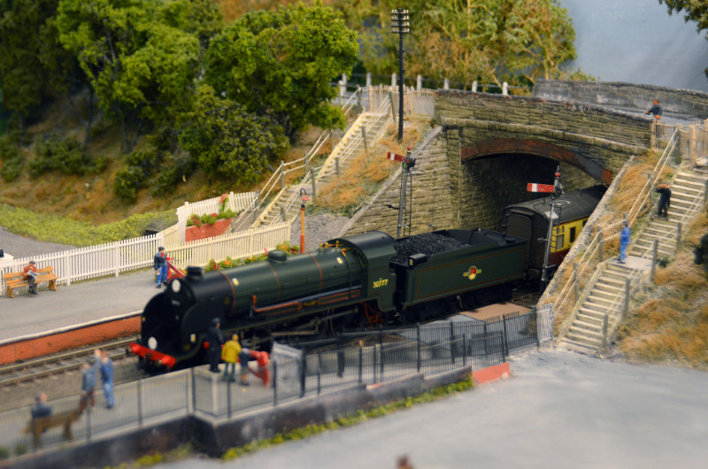 A train pulling into Bishops Lydeard station on Taunton MRG's model layout