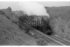 Masbury summit; 75023 & 92233 on 12-car Up through service, summer 1962; G A Richardson